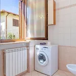 Stunning In With Kitchen بيت للعطل
