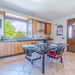 Stunning In With Kitchen بيت للعطل