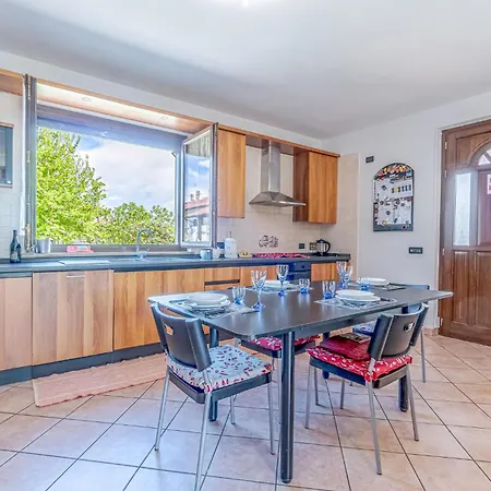 Stunning In With Kitchen Casa de Férias