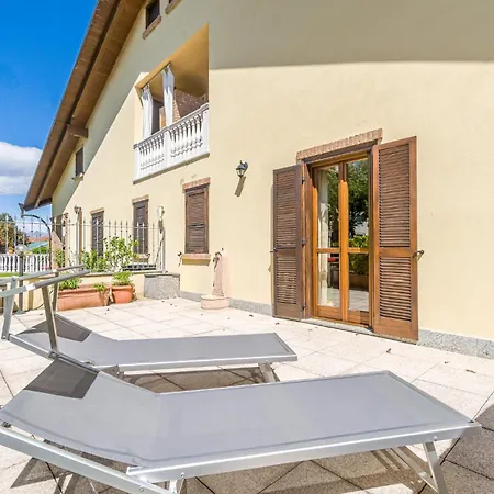 Vakantiehuis Stunning In With Kitchen *