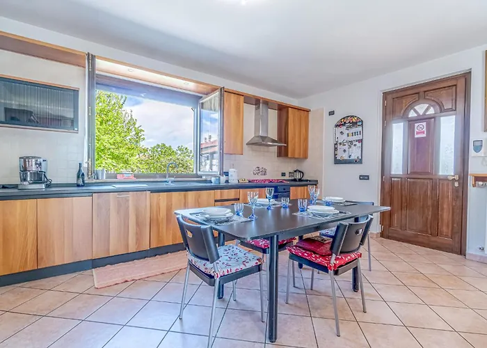 Stunning In With Kitchen Feriehus